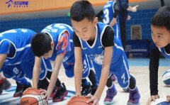东方启明星篮球训练营东方启明星学员因热爱刷屏，一起走进篮球少年